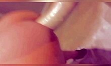 Video casero de sexo lésbico con un juguete sexual