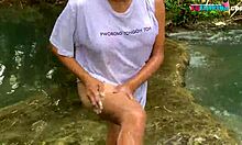 Соблазнительная начинающая трансгендерная женщина балуется в ванной на свежем воздухе