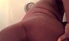 Πλύνοντας το πέος μου με ένα dildo στο ντους