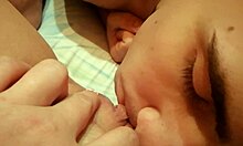 Exklusives POV-Video von Amateur-Schwester, die ihre Muschi leckt und fingert