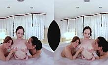 Lesbianas con grandes tetas y juguetes disfrutan del baño juntas