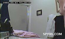 סרטון ריגול חובב של בחורה מיושנת בחדר האמבטיה