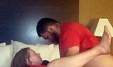 大きな黒いチンポと可愛いティーンエイジャーは ホテルの部屋で熱いセックスをする