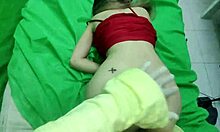 Pacientul Amador primește fundul strâns pătruns de o asistentă în timpul masajului