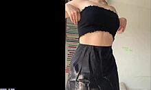 O adolescentă amatoare din România se dezbracă și folosește un vibrator pentru a ajunge la orgasm în ciorapi