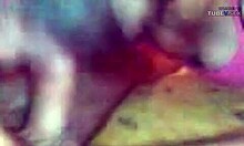 Amaterska najstnica v rožnati obleki masturbira na domačem videu