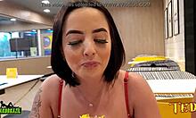 Duda pimentinha, en tatovert engel, og andre nye jenter forbereder seg på sex i en McDonalds-butikk