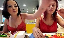 刺青の天使 Duda pimentinha と他の新しい女の子がマクドナルドの店でセックスの準備をしている