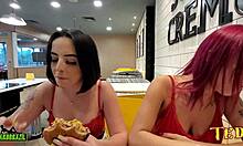 Duda pimentinha ، الملاك الموشوم ، والفتيات الجدد الأخرى يستعدون لممارسة الجنس في متجر ماكدونالدز