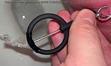 Amatörpar som använder en vaginal dilator för första gången för att kissa