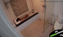 Een jonge vrouw wordt vies in de badkamer