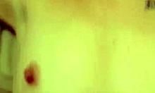 Barberte fitter og naturlige bryster vises i amatørpornovideo med Maxxx loadz
