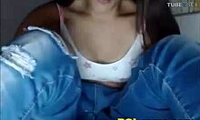 Séance de masturbation sur webcam avec une adolescente brune chaude en jean