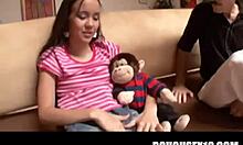 En ung barnevakt gir en sløv blowjob