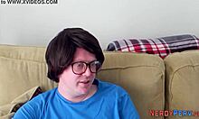 Video i HD av en amatörkille som ger en brittisk gay sperma i munnen