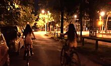 Adolescente che guida una bicicletta nuda in pubblico - Dollscult