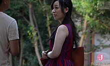 Срамежлива азиатка се прибира от училище и язди като каубойка