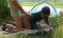 Een geile tiener in lingerie wordt gepenetreerd in de open lucht op Forest Lake