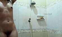 Una chica filipina amateur se baja en la ducha
