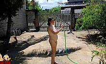 Надистская домохозяйка принимает ванну во дворе