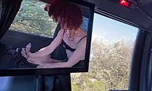 Arcanne, en kåt transkjønnet kvinne, får analsex i bilen