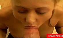 Amatør ansiktsvideo med en varm og dampende sesjon
