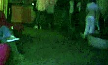 Egy kanos egyetemista lány szopást ad, és megdugják nyilvánosan egy buli alatt