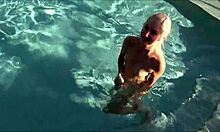 Młoda blondynka dostaje od przyrodniego wujka wytryski przy basenie