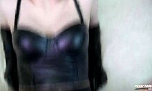 18-letna ljubiteljica cosplaya v lateksni krilo prosi za spermo na obraz