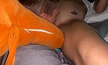 Une jeune brune atteint un orgasme intense en regardant du porno lesbien