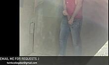 Gevangen op camera: Gay college jongens eerste openbare masturbatie sessie in de parkeergarage