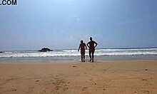 Et ekte par hengier seg til offentlig nakenhet på stranden