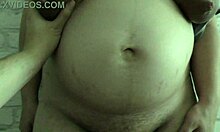 Stiefmoeder pronkt met haar grote borsten en zwangere buik voor haar stiefzoon in zelfgemaakte video