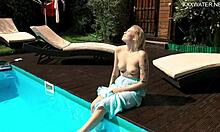 Den tatuerade porrstjärnan Mimi Cica blir smutsig i poolen