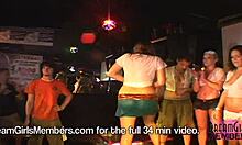 Halka açık sıkılmış ev hanımlarının yer aldığı vahşi tişört yarışı