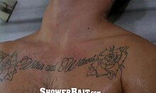 Sexe anal sous la douche avec un ami gay chaud