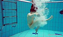 Nina Mohnatka, uma adolescente, exibe seus grandes seios e traseira atraente na piscina
