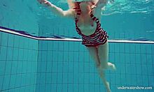 Nina Mohnatka, en tonåring, visar upp sina stora bröst och heta rumpa i poolen