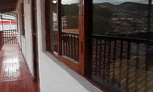 La secretaria latina es filmada desde la ventana mientras se masturba en una videollamada