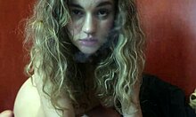 En søt blond jente med store bryster gir deg en blowjob mens hun røyker en sigarett