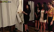MILF- en femdom-actie in de kleedkamer met stijlvolle CFM-meisjes