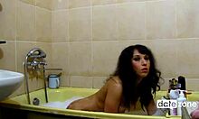 Una ama de casa morena se desnuda y se pone traviesa en la bañera