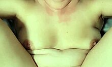 Výrazy obličeje a piercing v skutečném amatérském porno videu