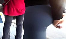 Молодая девушка с круглой задницей в тугих леггинсах ждет автобуса в мягком видео