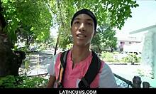 Garoto universitário negro magrinho tem seu cuzinho apertado fodido em público por um latino por dinheiro