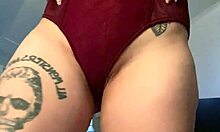 En tatoverte jente med en liten, trang kropp nyter onani og orgasme