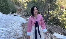 فتاة جامعية آسيوية تتناك في الغابة الكورية