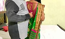 Indisk kone får fingrene i brinjal og svart kuk
