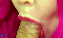 Sensuell avsugning med rosa läppar och droppande sperma