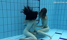 As garotas russas Clara Umora e Bajankina se entregam a uma ação subaquática quente